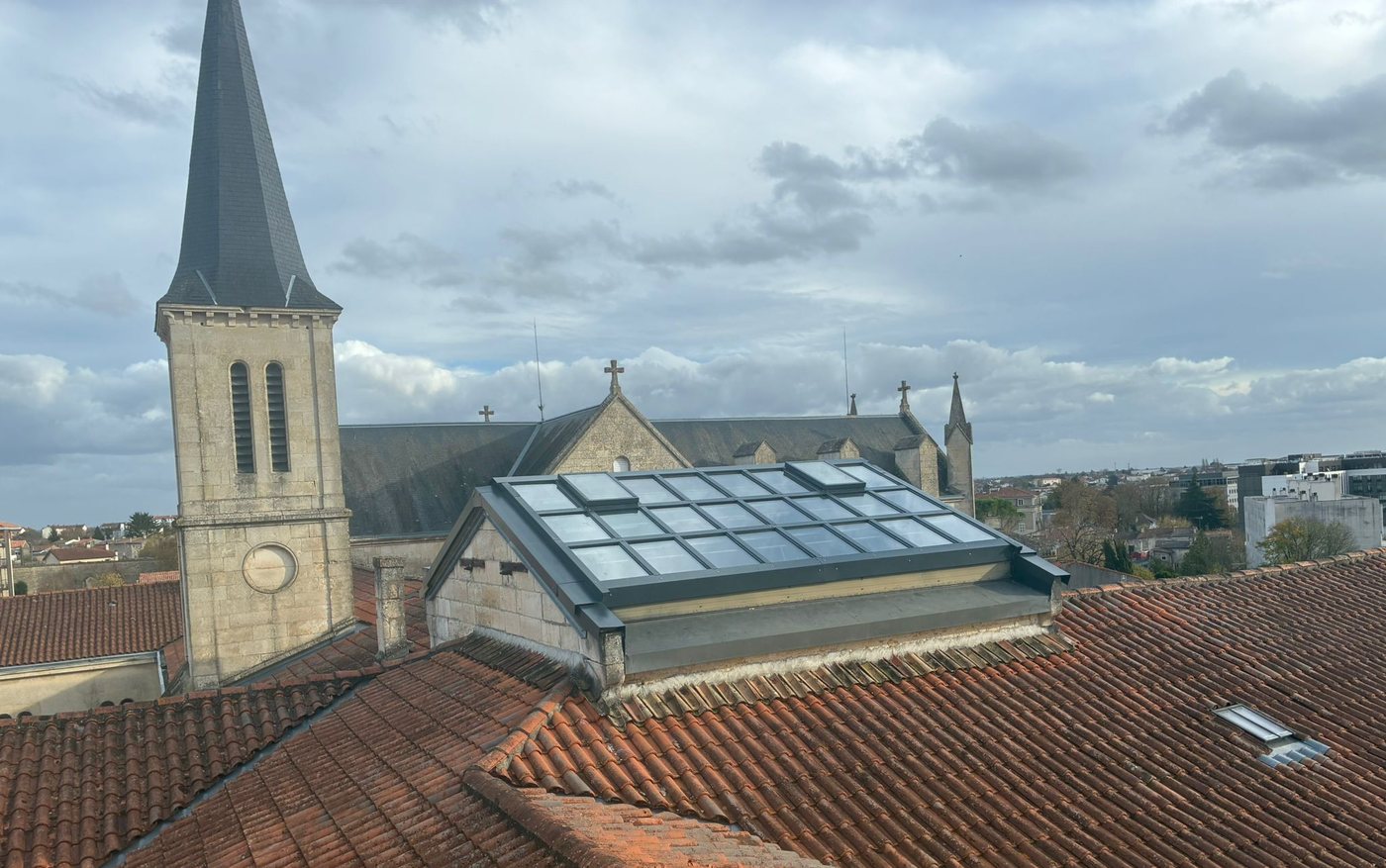 Verrière de toit rénovée par FGA, vue sur les toits