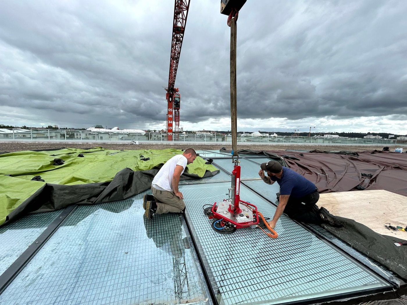 Équipes FGA posant une verrière sur un chantier