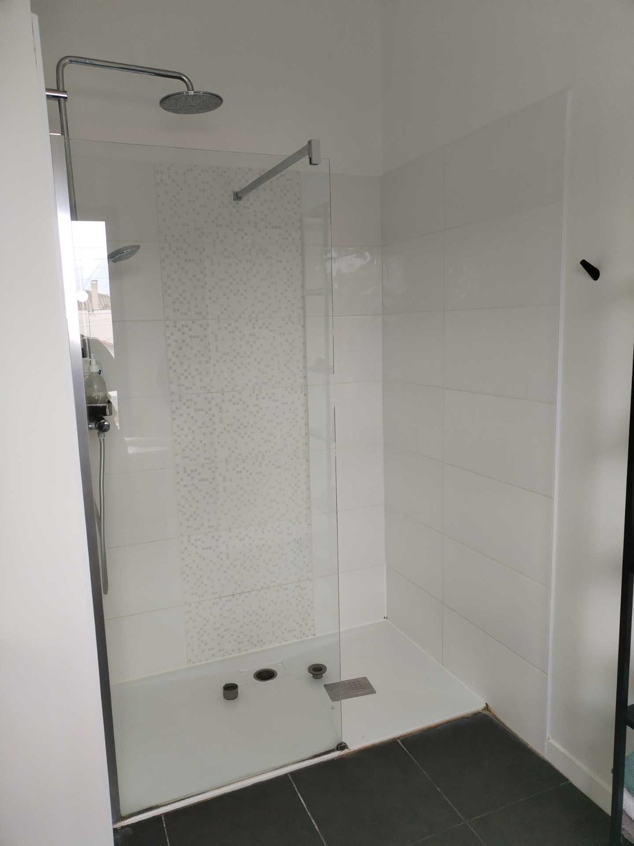 Salle de bain avant rénovation de la douche